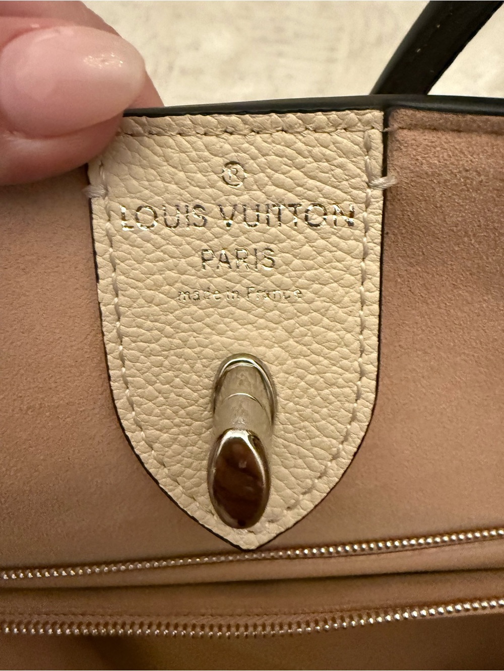 The Louis Vuitton Lockme Cabás Black and Beige crafted from soft calfskinleather - Picture 6 of 16
